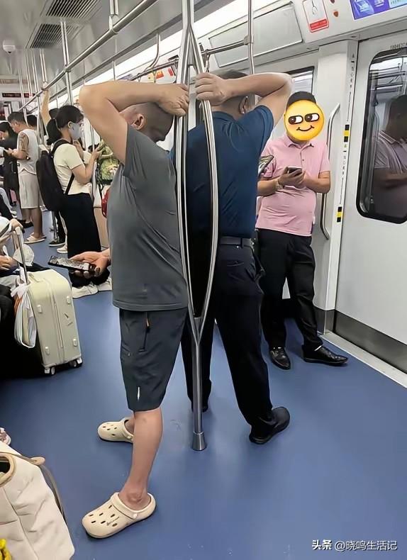 中间两位大哥，谁的气质更好一点呢？