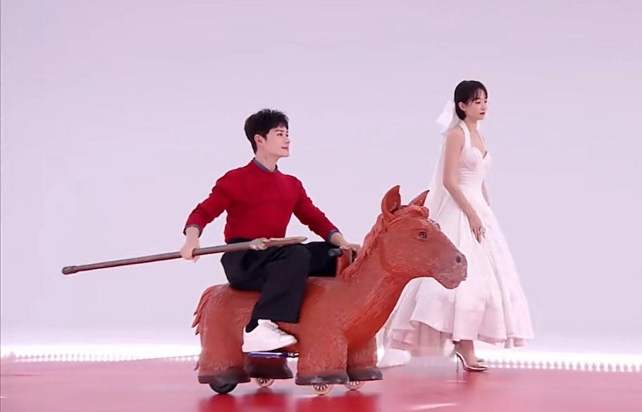 宋茜憋笑宋茜憋笑很辛苦 这是在？感觉有一段宋茜在憋笑 