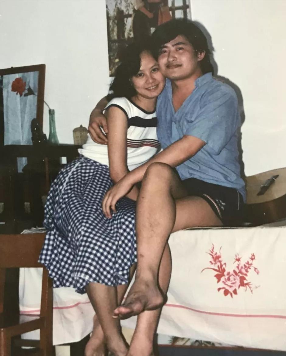 1988年的长沙，有人说这对男女疯了，相识9天就敢扯证，还是在个暴雨天。

男方