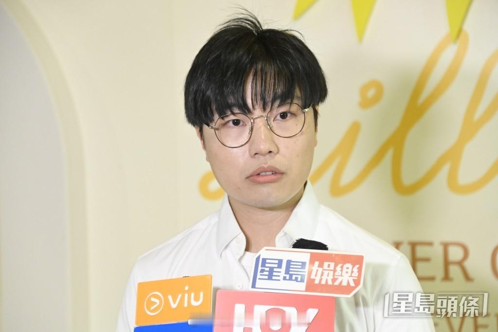 施可莹追思会｜张锦程等艺人到场悼念，古天乐林峰送花牌，音乐人男友陈章棨含泪追忆爱