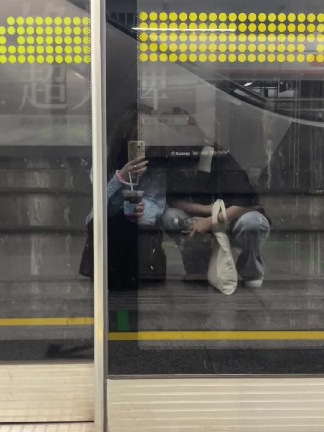 你在左边，我紧靠右