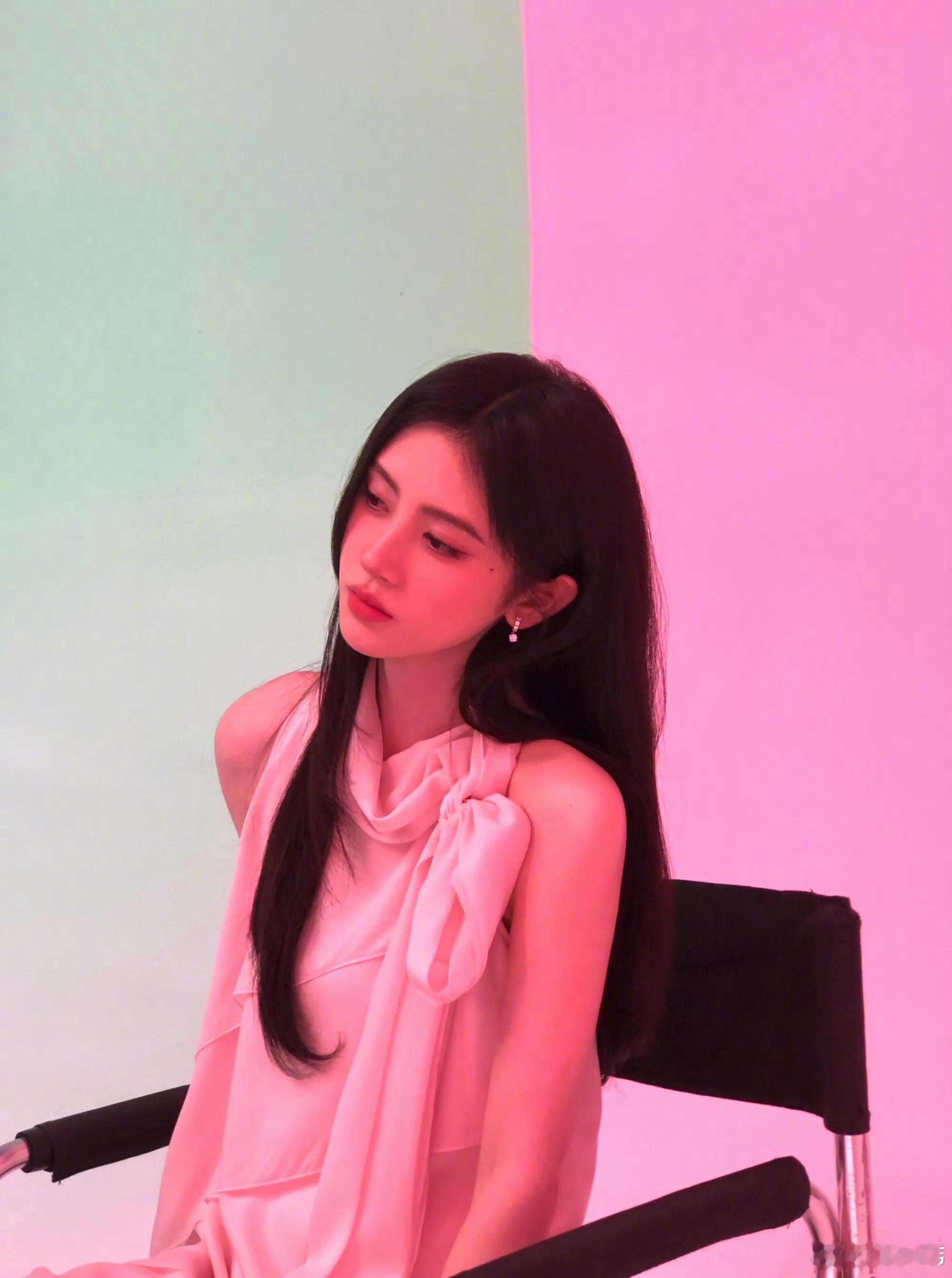 jjy鞠婧祎 跳舞 jjy鞠婧祎露芜衣 “以诚挚之心，领岁月教诲，敬年少热诚，愿