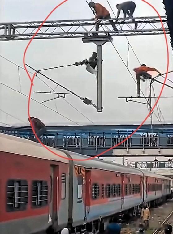 好家伙，三哥不愧是开了挂的民族，这铁路高压接触网就跟猴子上树一样，说爬就爬啊..