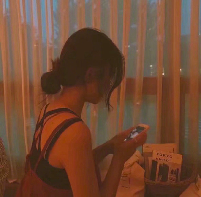 到底是什么，让你从一个爱笑，眼里带光的人，变成了如今，波澜不惊，沉默不语的样子。