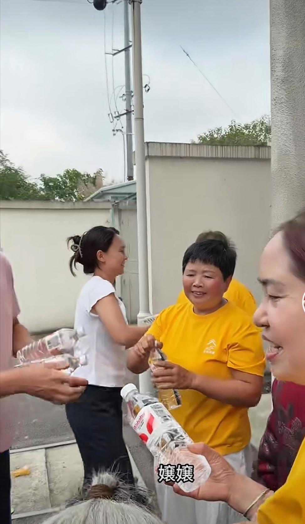 小二娃送番茄苗还是挑对了时间。
九九重阳节村中办酒席热热闹，
吴小慧儿与超妈与小