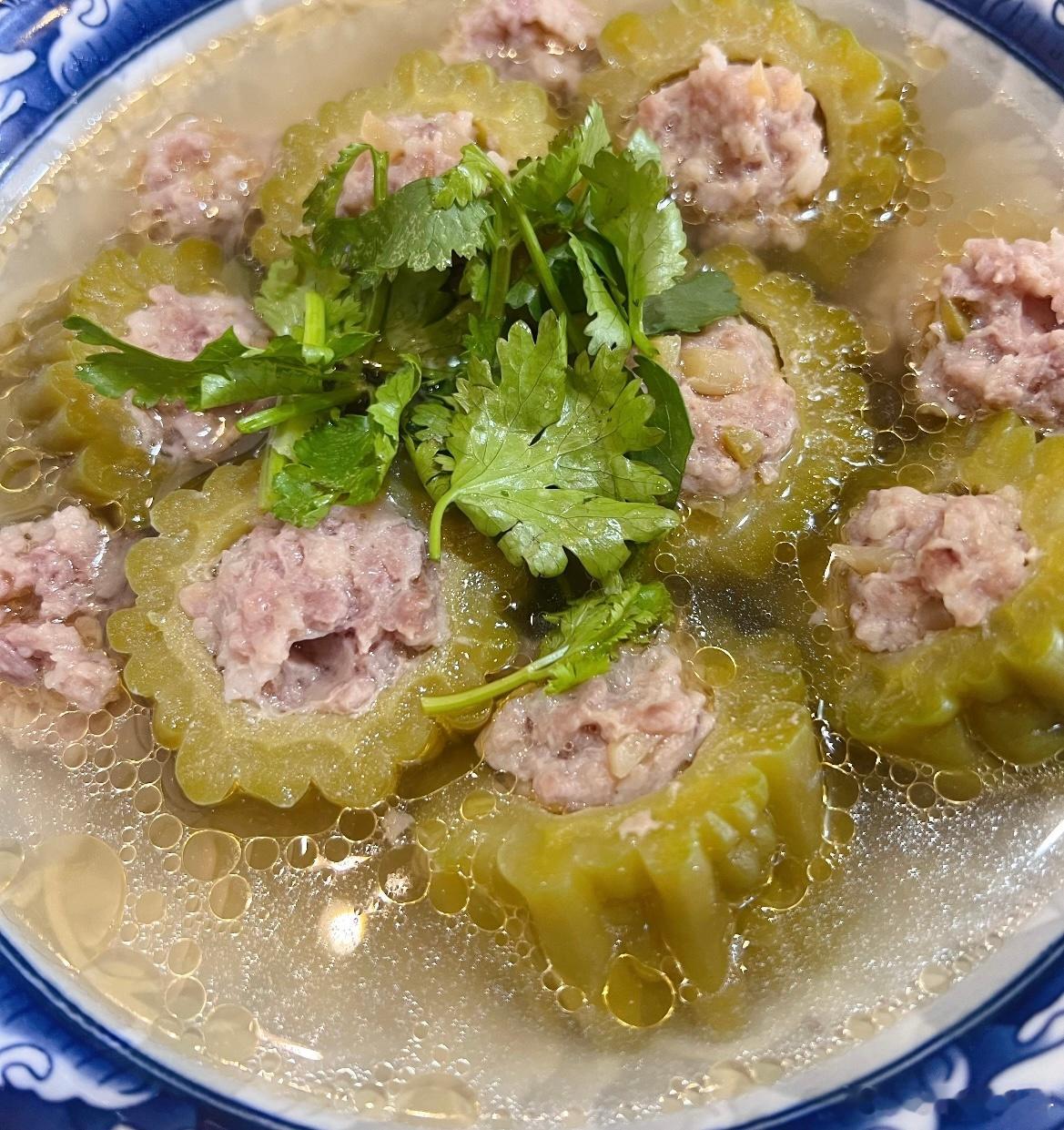 夏天是最苦瓜的季节所以这是这个苦吗！！真的一点苦味都吃不了但是汤看着还挺好喝的 