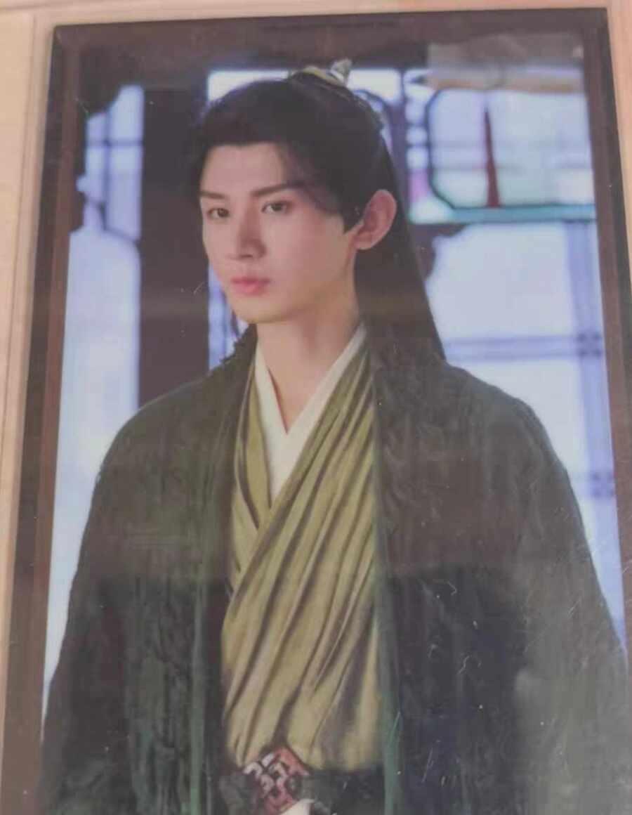 出莲花楼，花花未绑定洞见和隐
一起出，都是未绑定的❤
莲花楼花花单人卡
成毅 李