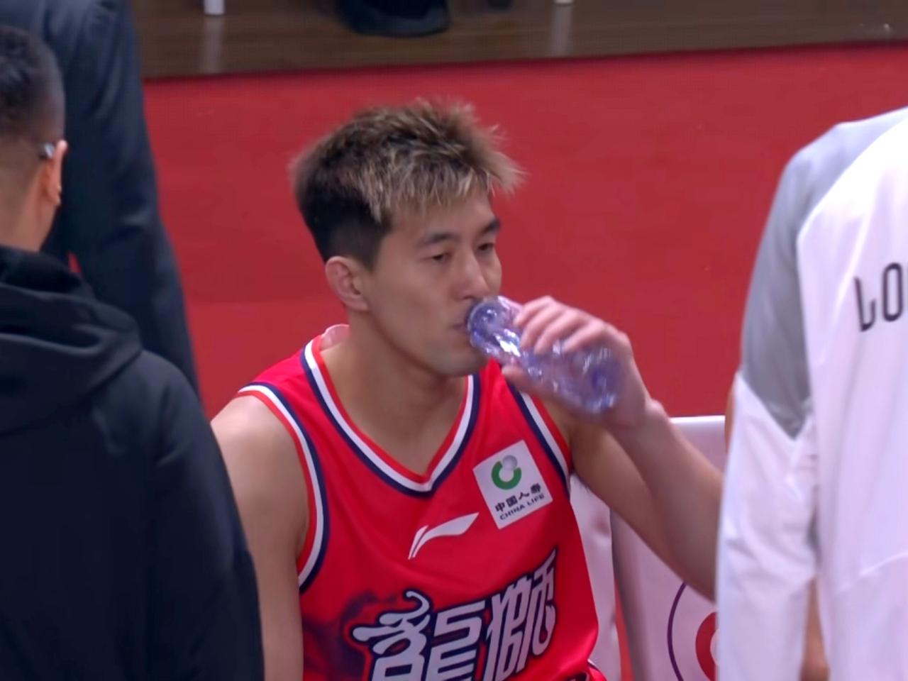 昔日亚洲第一控卫郭艾伦复出，砍16分证明自己顶薪价值

广州对阵同曦，曾经的亚洲