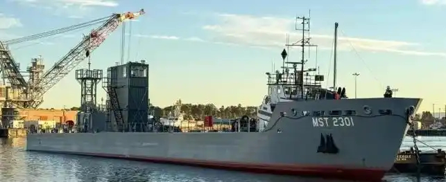 伊朗打的是这个东西，模块化靶船 可能被美国改成无人机母舰/情报收集船了 