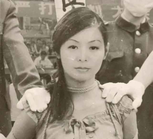 1983年，年仅25岁的“女流氓”翟曼霞被带到了刑场，而当法警举起步枪准备开枪之