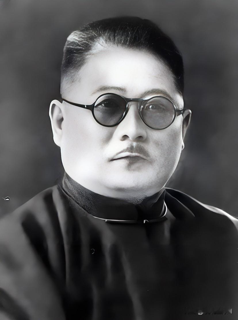 1934年冬，漫天飞雪的北平天桥刑场，一个铁骨铮铮的硬汉，坐在椅子上，面朝枪口，