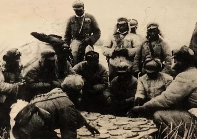 1950年，108名解放军战士被七百多名土匪围在了一座孤城之中，坚持40天后弹药