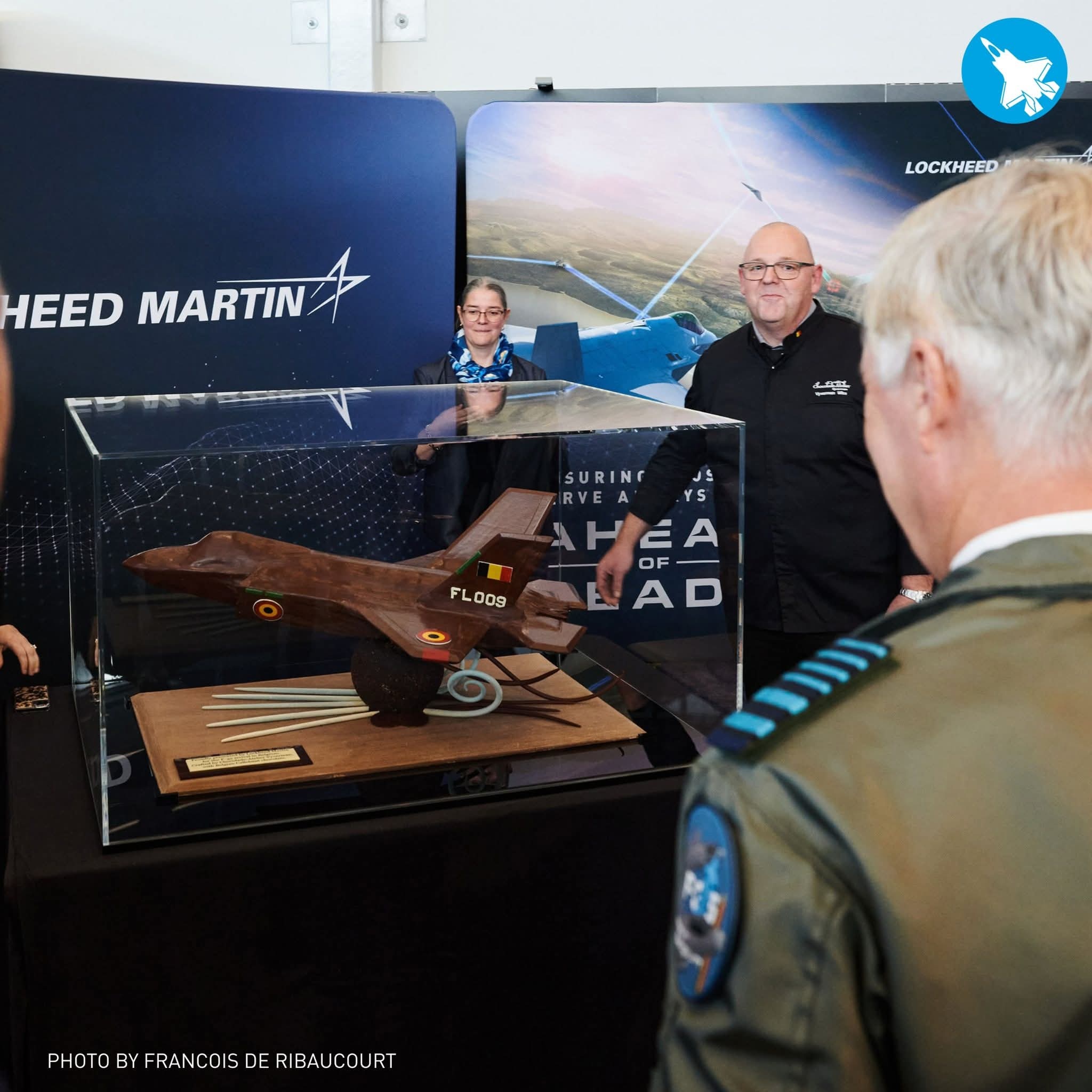 【巧克力球】今日球电 为了庆祝比利时接收F-35A，洛马找了巧克力厨师制作了一架