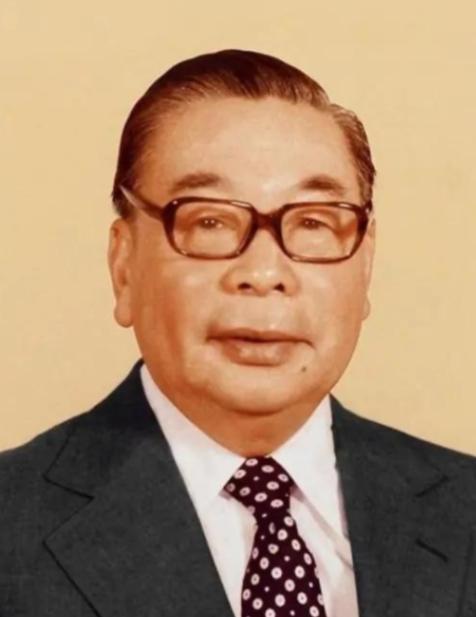 1988年，蒋经国去世，按他的威望和实力，完全有实力把台湾交给儿子。当时长子蒋孝