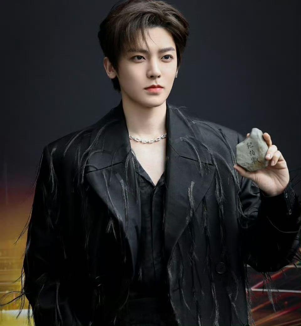 侯明昊怼脸帅成啥样了 这怼脸暴击也太绝了，生图直接能当壁纸的程度！明明才熬夜杀青