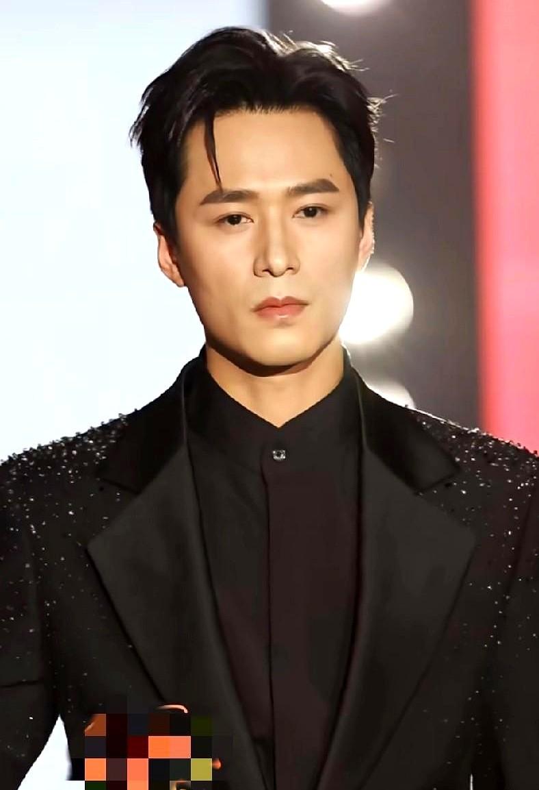 终于知道王皓祯为什么不喜欢营业了？

他在红果创作大会走秀，浑身都透着紧张，说话