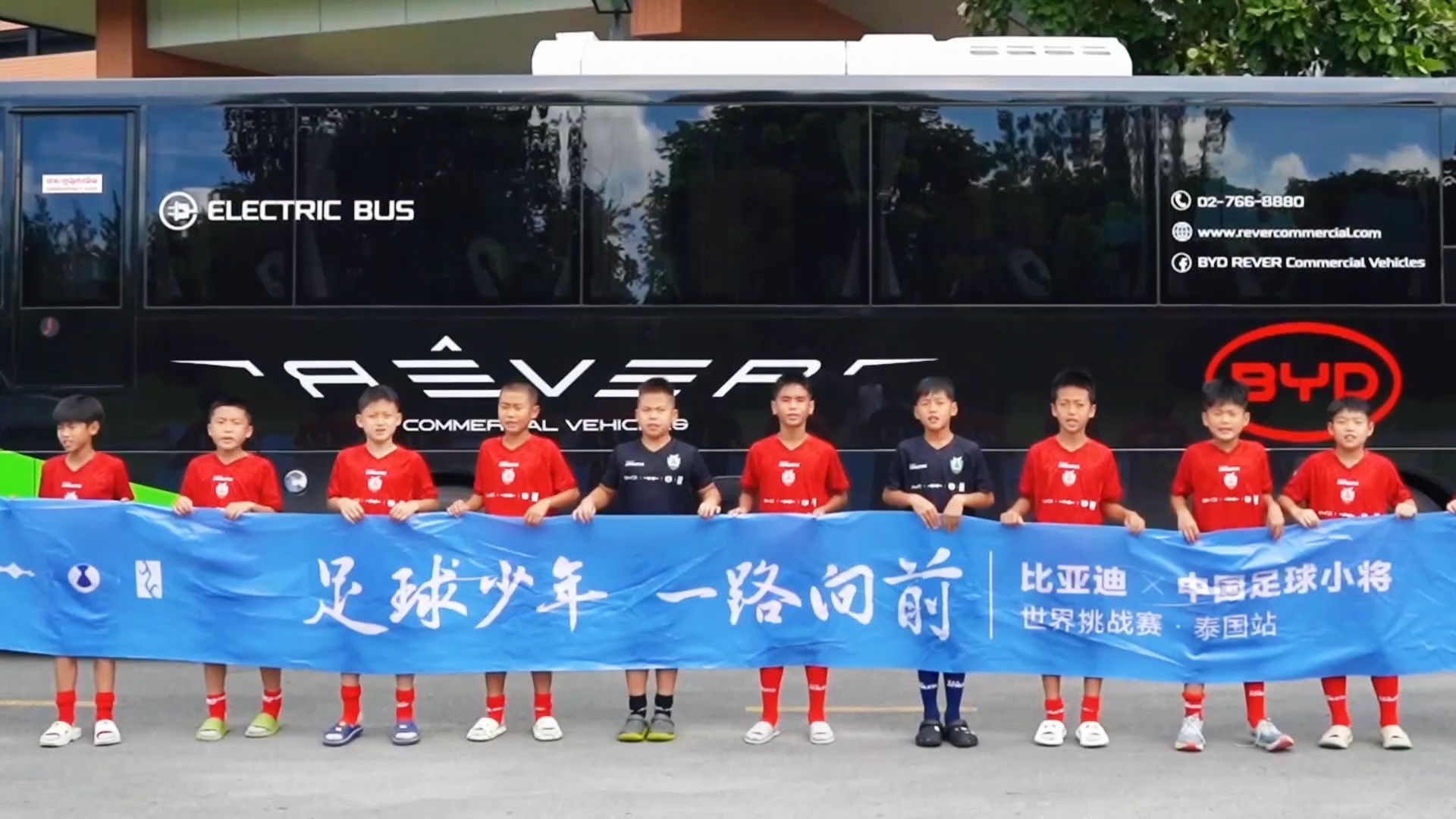 少年强则国强，足球梦即中国梦！当中国足球小将捧起亚洲青年冠军杯的瞬间，我们看到的