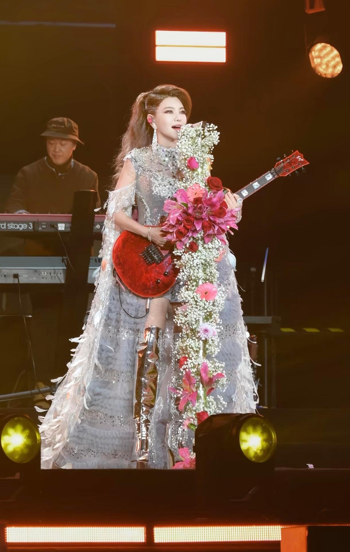 乌兰图雅 老马宝莉半永久嬉皮笑脸本人乌兰图雅，和小马宝莉相似度直接拉满！期待我们