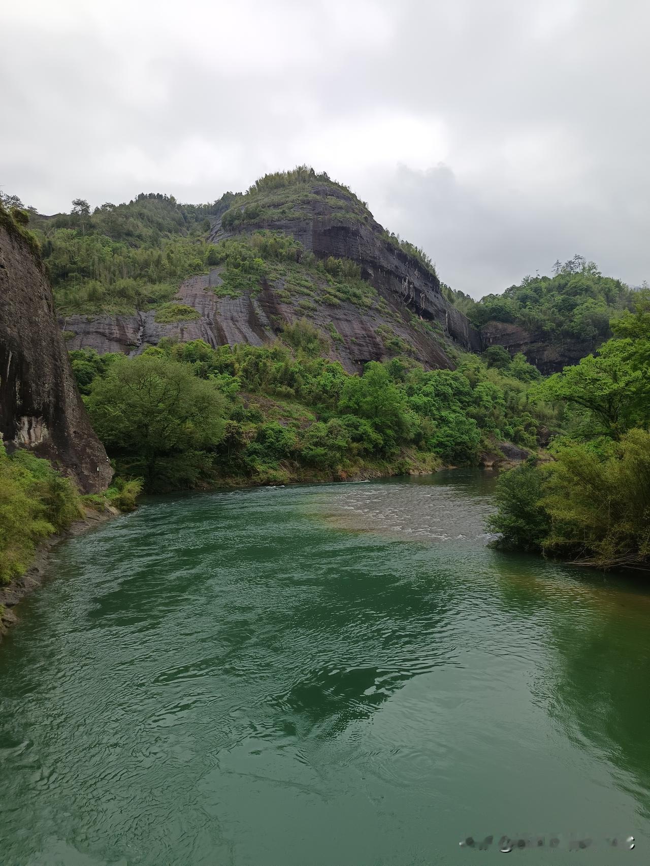 8天旅游你会带几件衣服？8天出门旅游，闺蜜问我带了几套衣服，我说身上穿的一套，另