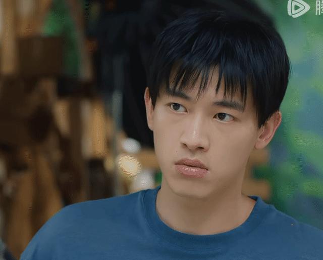 暑假档的电视剧男主，张凌赫、宋威龙、辛云来都有一个共同点，嘴巴都很厚。 