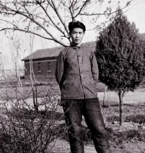 曾被写进课本成为英雄模范的人，为何在1985年最终沦为阶下囚？他坦言早预料会有这