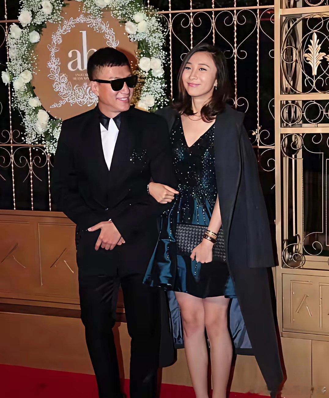 孙红雷与妻子王骏迪出席晚宴时的一幕，孙红雷比王骏迪大15岁，王骏迪是女高音歌唱家