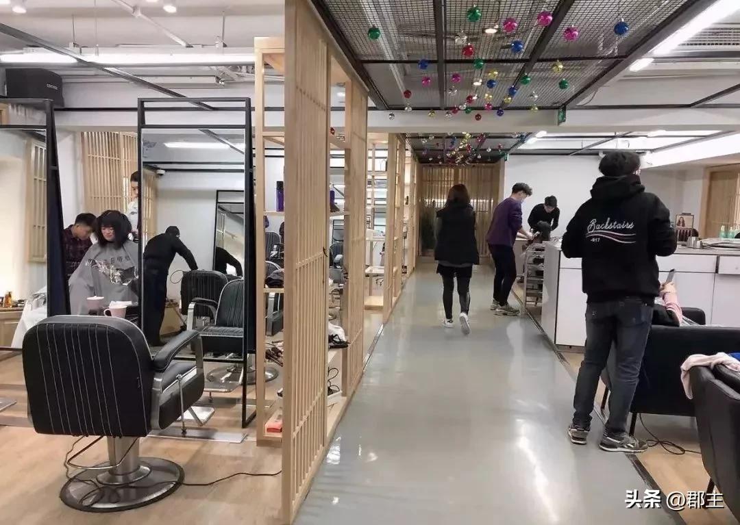 剪头发这事，真的觉得男生够舍得的，动不动就是上百块。
昨天二月二，很多人都去剪头