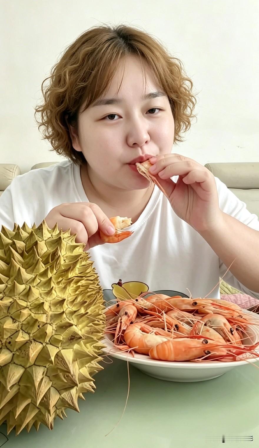 一个女子一边吃着大虾，一边说自己一个月吃了20个榴莲，自己觉得不多，可是老公说吃