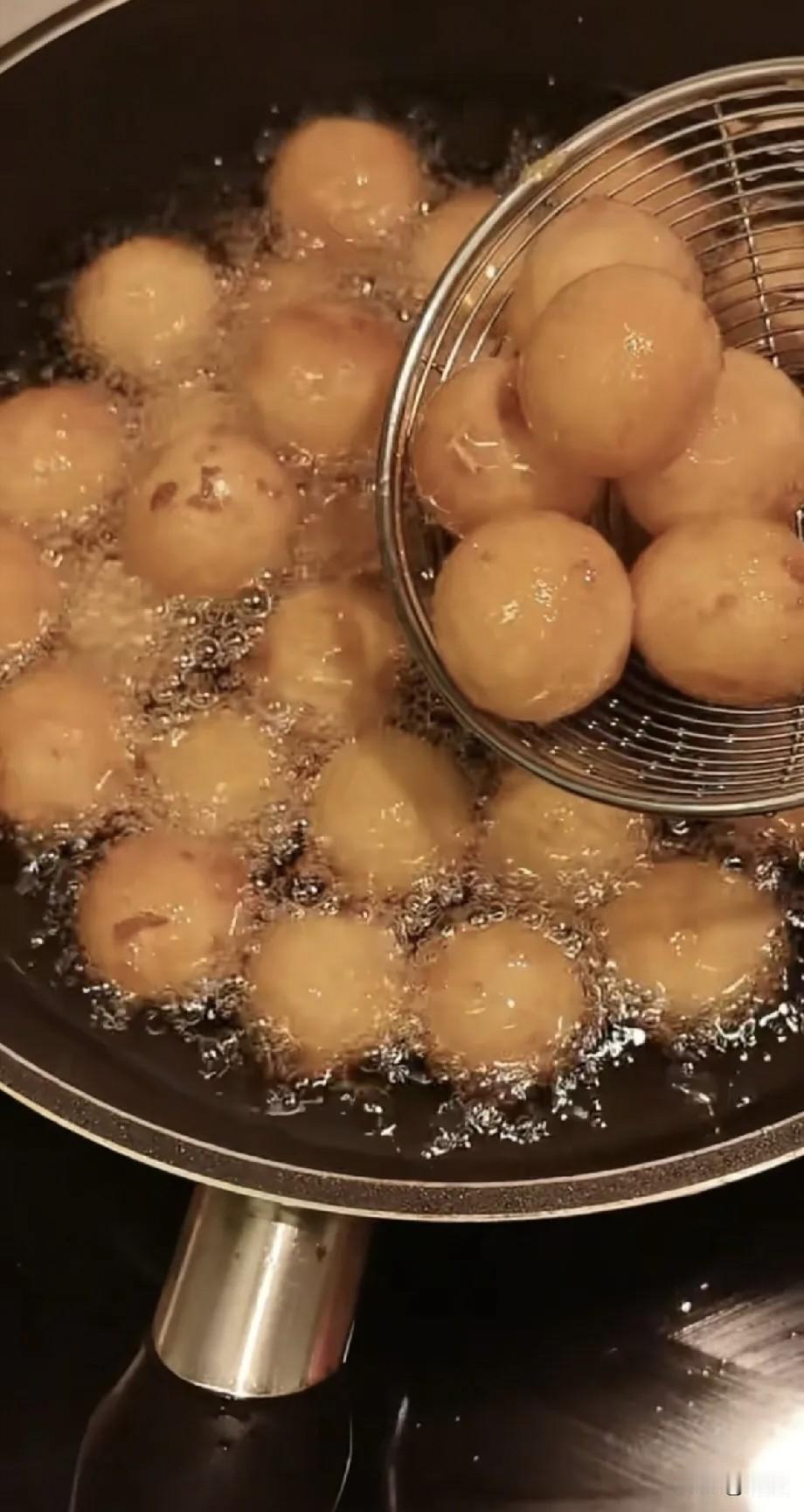 没想到，小杨阿姨也学会了做地瓜球啊！前不久，汪小菲一大家子去夜市吃排队买炸地瓜球