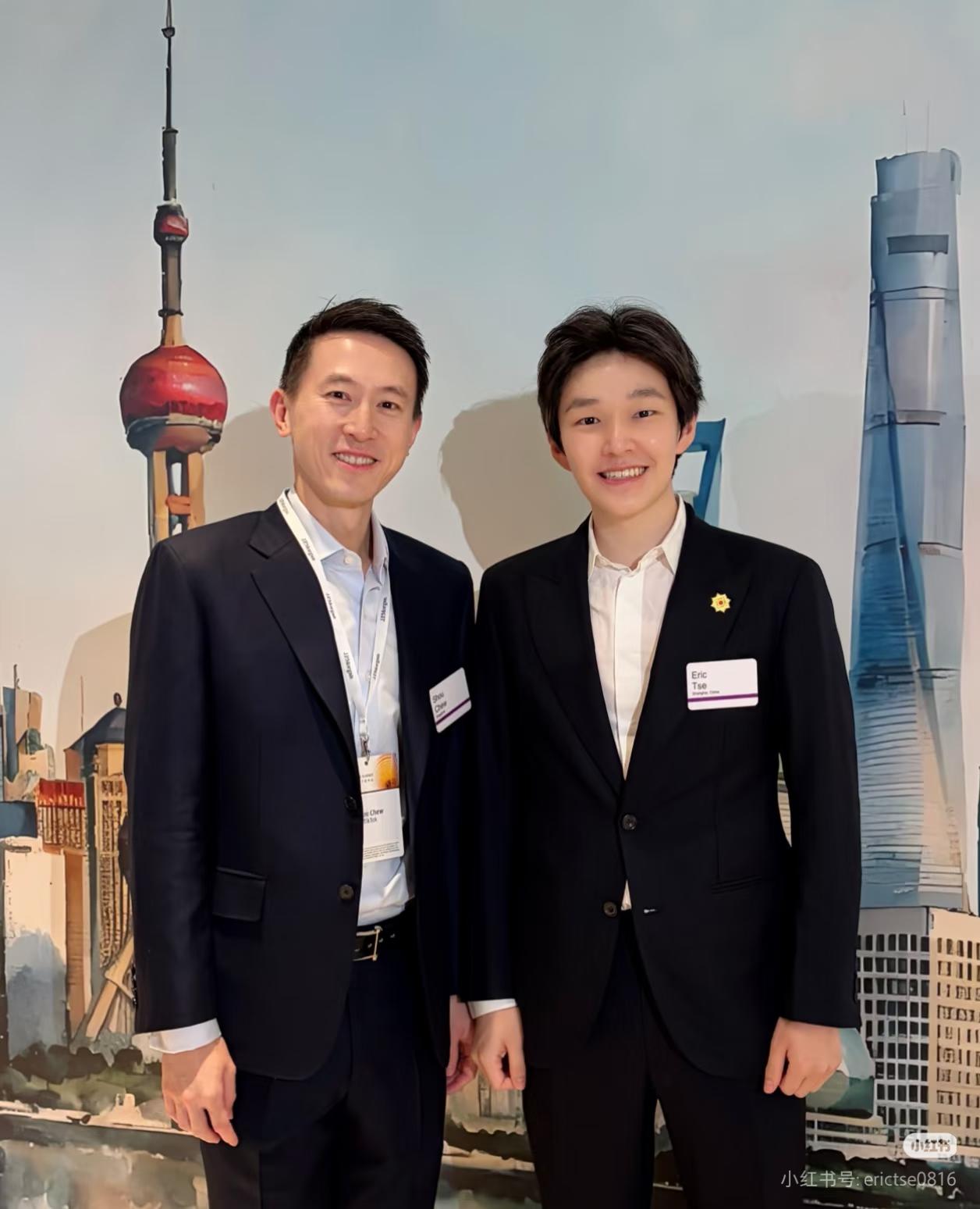 左边这个男人才是真正的有钱人！