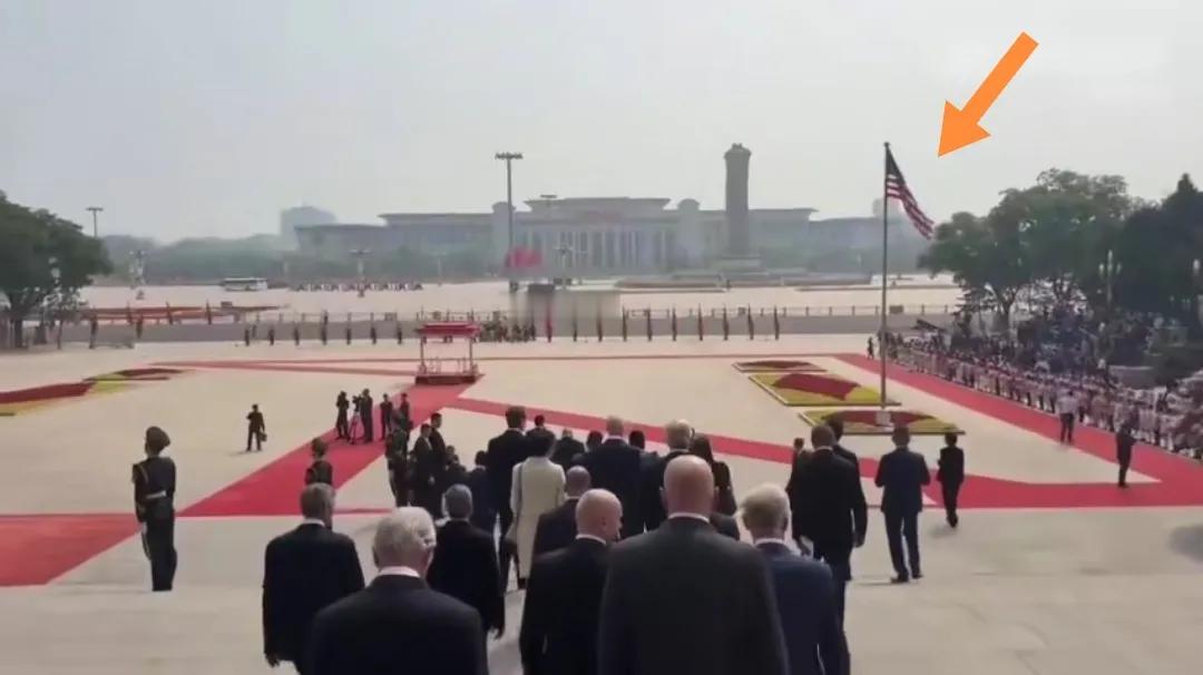 欢迎仪式入场时的美国客人和国旗。