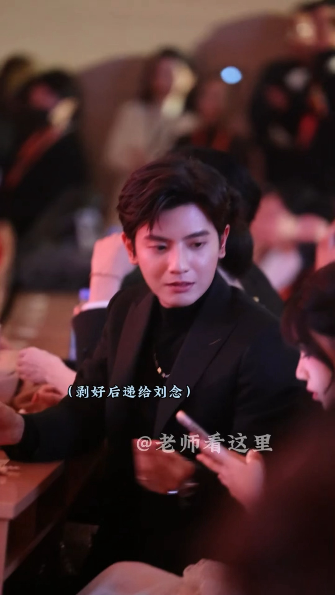 刘念出席趟活动把何聪睿忙坏了好家伙刘念出席趟活动可是把何聪睿忙坏了…保镖行为包括