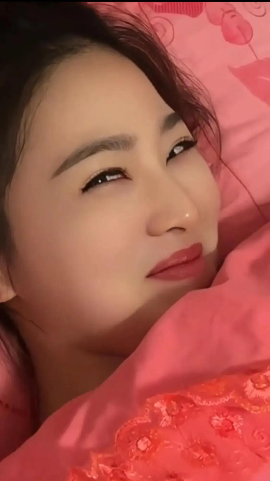 美人含笑坐床帏，玉颜红妆映眼眸。
我是@香茗还未凉 记录生活点滴，谢谢有你关注。