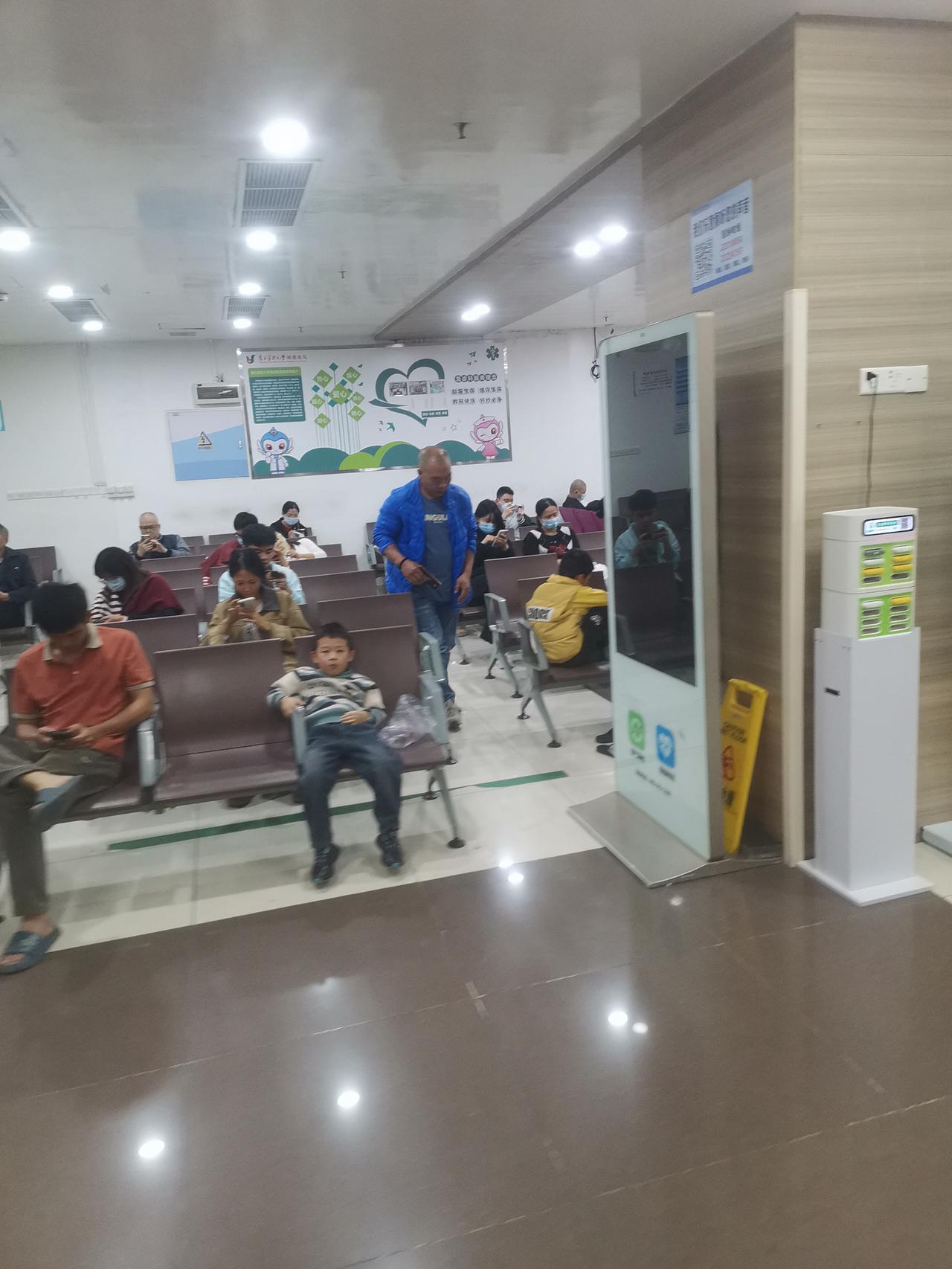 最近的流感真的那么严重吗？
大晚上的医院的急诊儿科，
全部都是家长和小孩子，有不