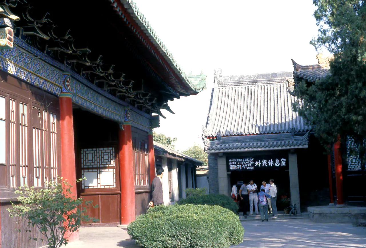 碑林内，西安，1986年10月摄。 ​​​