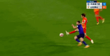 这个镜头足以看出中国裁判控场水平是真差，真是看热闹不嫌事大。
  吴兴涵连拉带拽