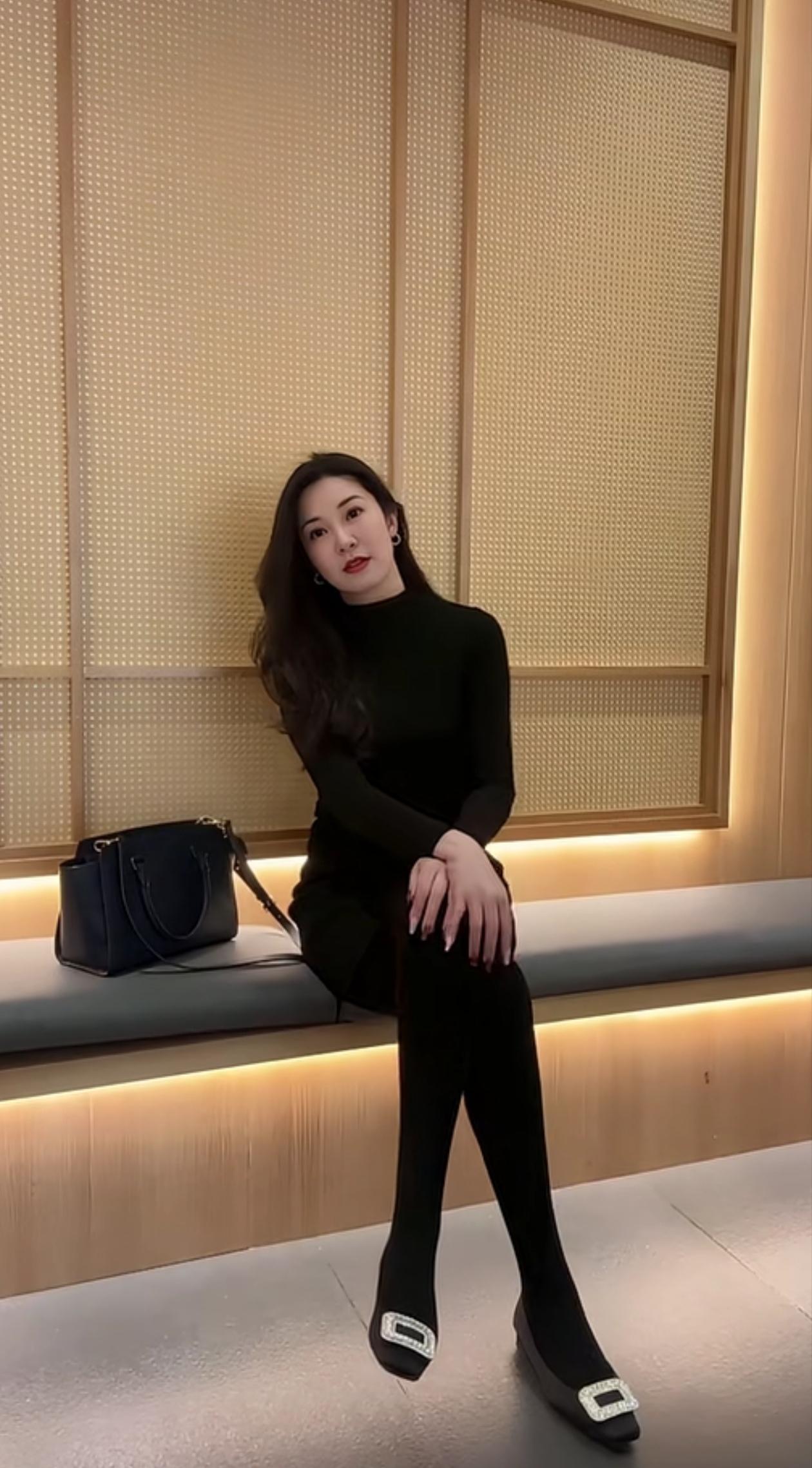 可我：林深时雾起，海蓝时浪涌，梦醒时夜续；不见鲸，不见鹿，亦不见你。
但后来：鹿