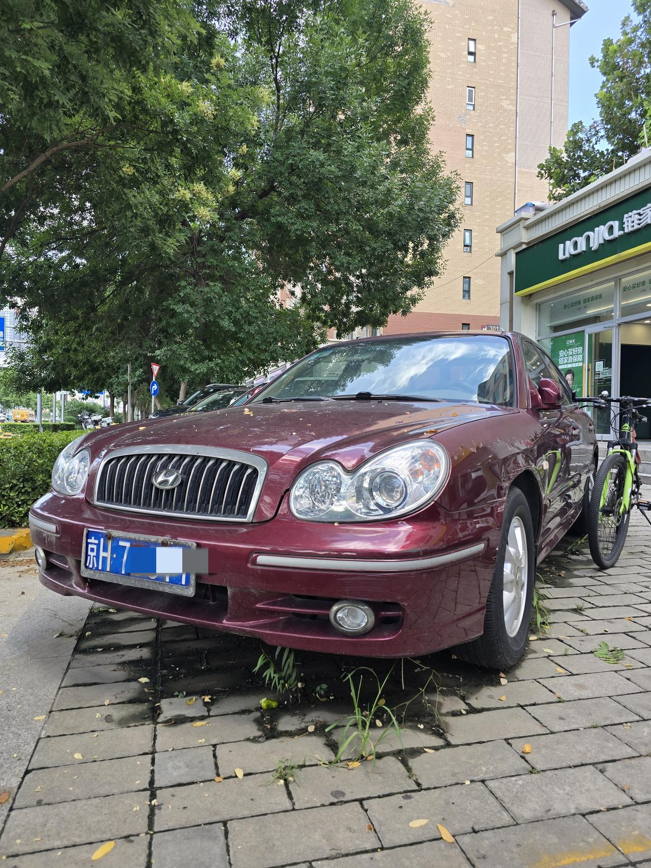 你还别说这个深红色看起来还真的挺时髦，看样子这个车也很久不开了。【来自懂车帝车友
