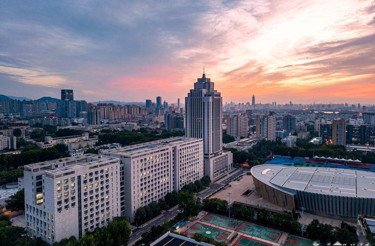 百廿四载，薪火相传，与时代同行；
立德树人，初心如磐，为家国育才。
为天下储人才