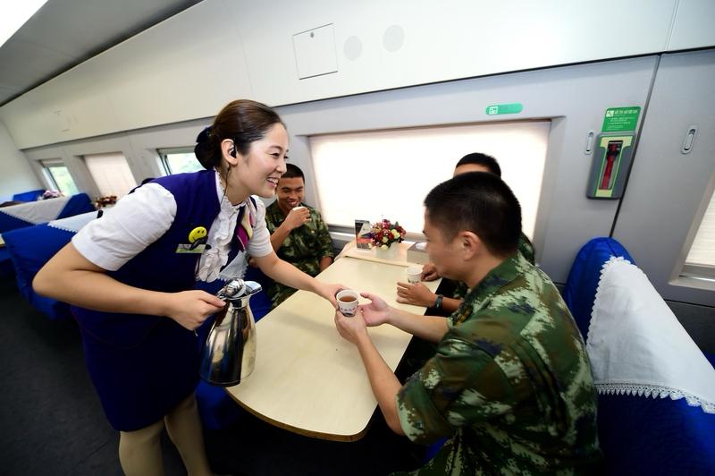 00后女孩写信建议女乘务员换裤装这事，真的太暖心了！2001年出生的庞博硕士毕业