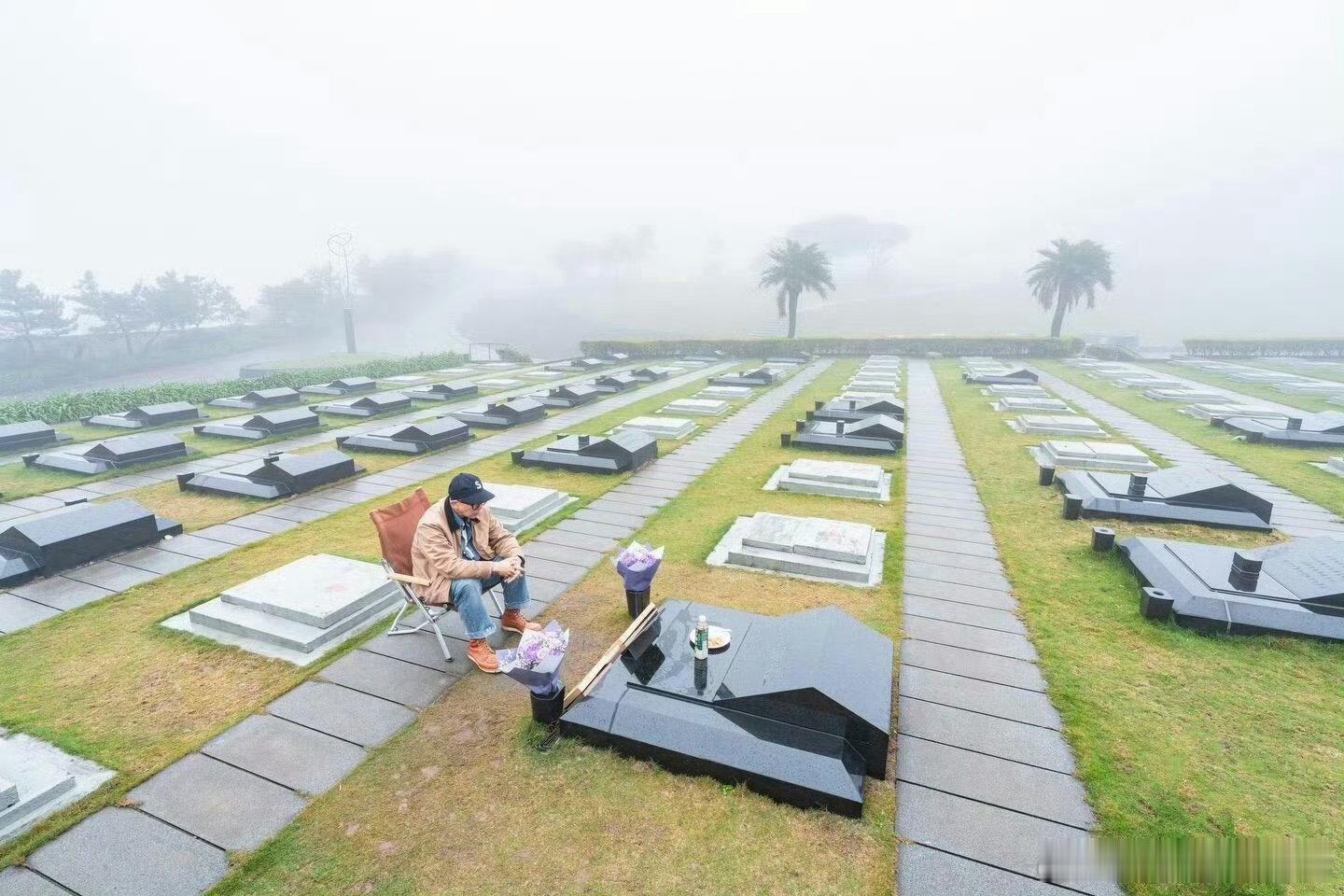 大S雕塑旁的碑文具俊晔为大S留下的爱的纪念大S雕像九个立方体绕着雕像，碑文写尽绵