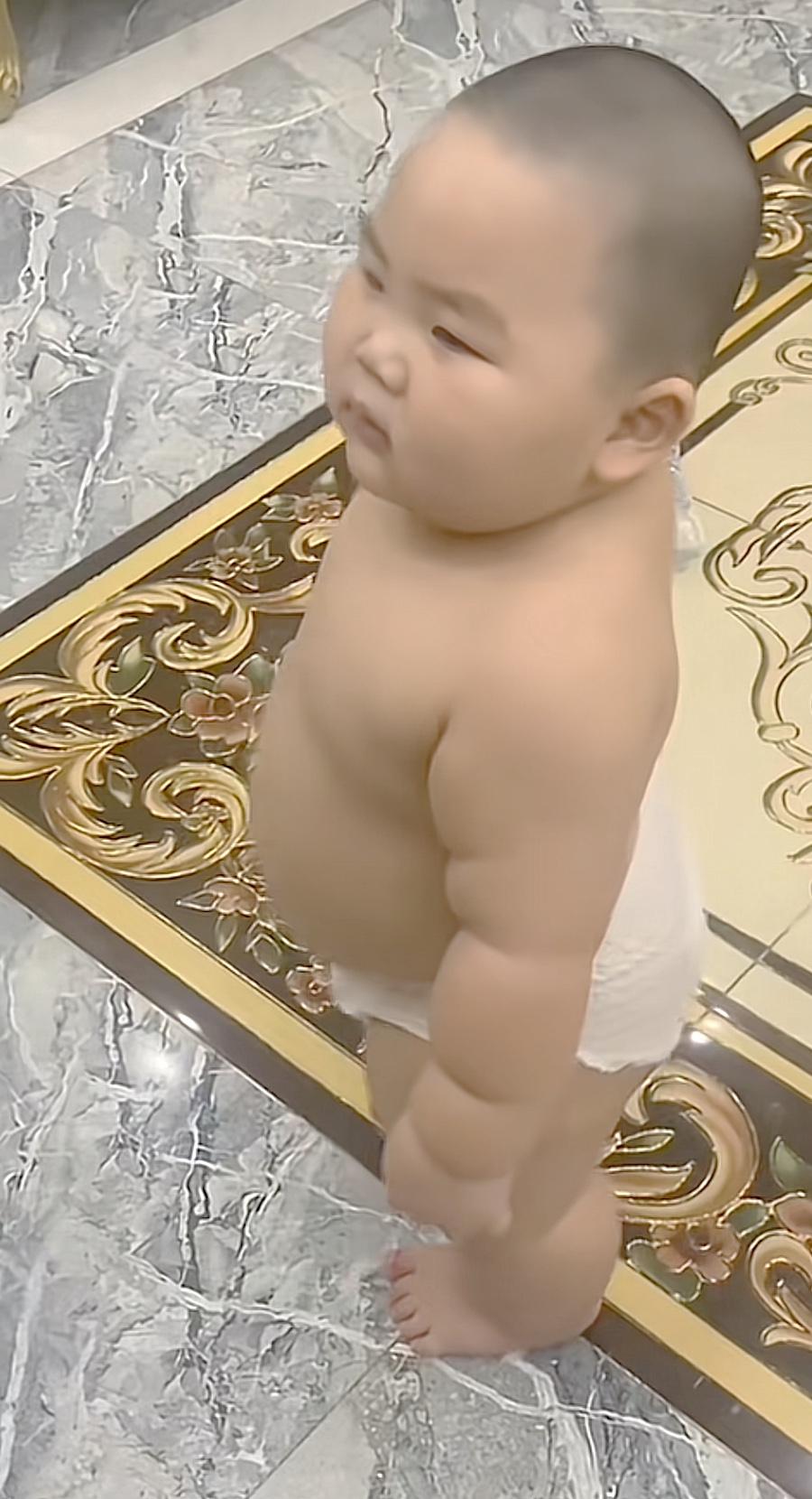 这小孩哥气场满满，胖乎乎的一身小肉肉，宽宽的肩膀，厚厚的耳垂，长着方方正正的脸颊