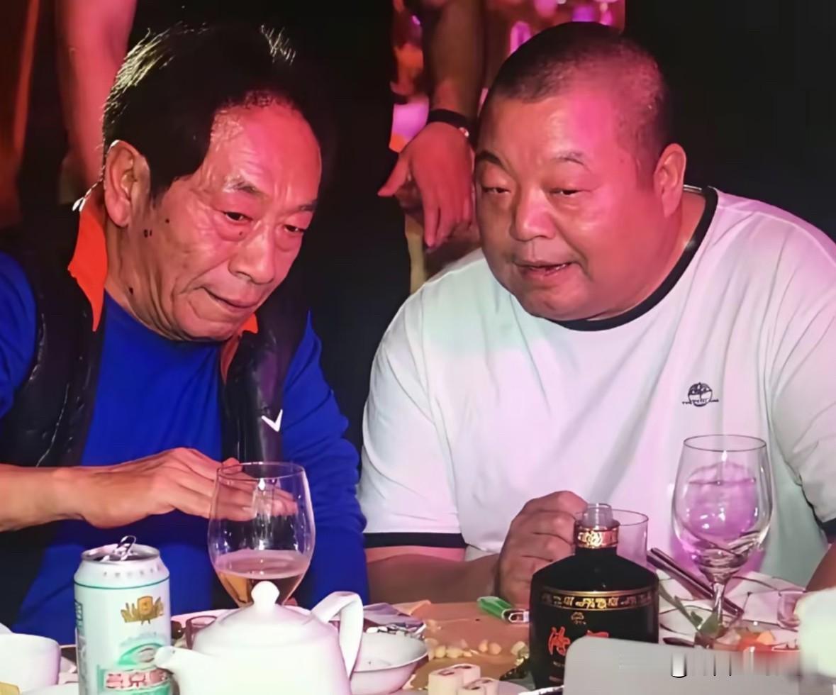 2014年，69岁的老戏骨王奎荣为小女儿举办百日宴，与好友臧天朔的一张合影。桌上
