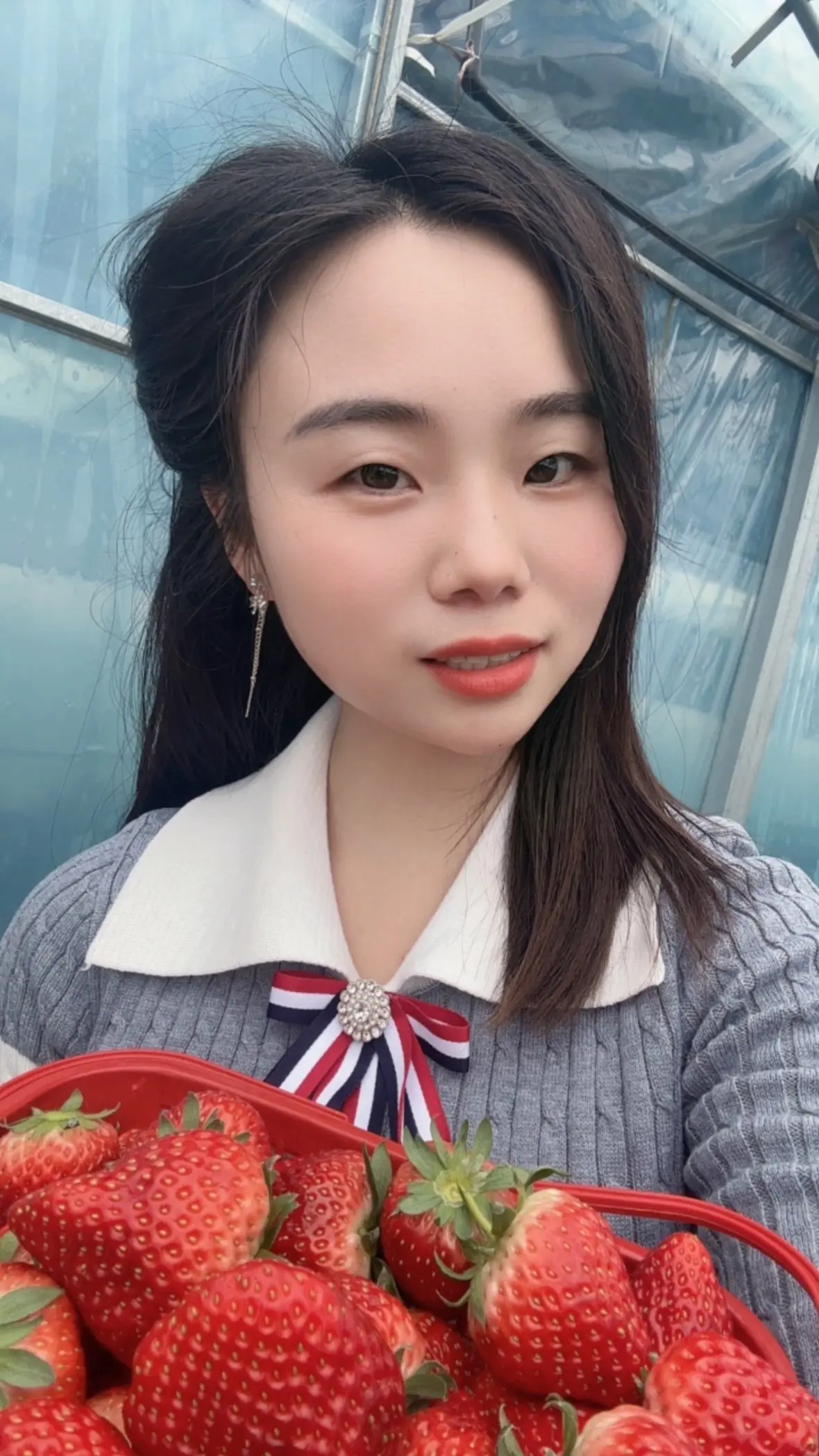 不用弯腰、不沾泥土，摘了就能吃的空中草莓🍓，拍照打卡出片地，推荐！