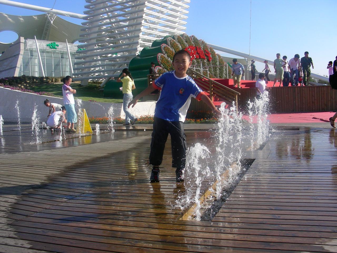 听说最近金价跌了。
此前金价似乎飙升过，很多博主都建议买金子，说这个保值。
但我