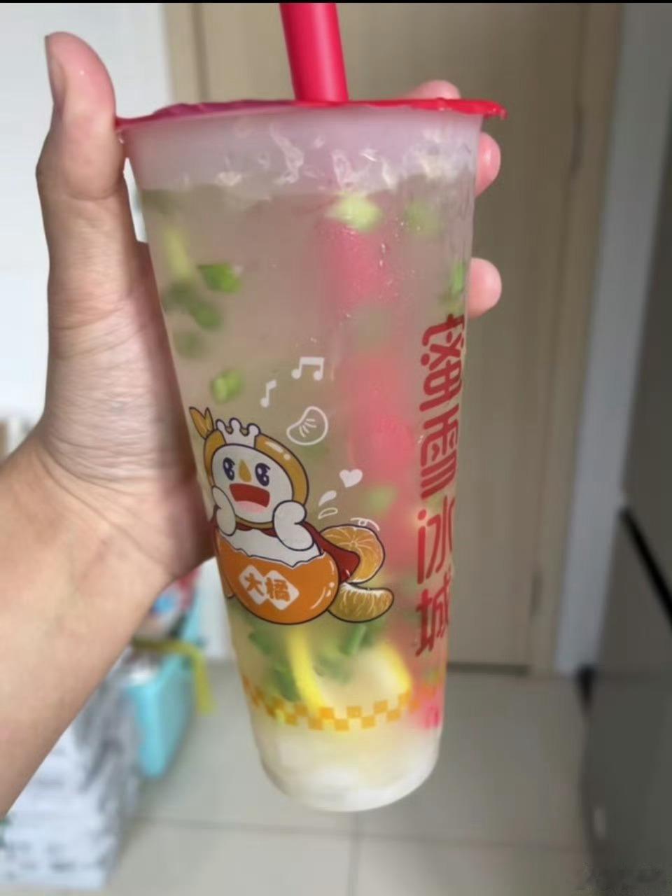 河南的蒜苔卖不出去，河南的蜜雪冰城出手了，于是大家得到了蒜苔柠檬水……喜欢吃蒜苔