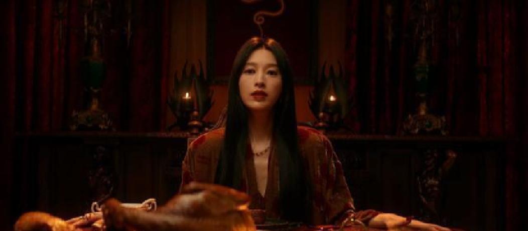 一开局就挺扎心：男主炎拓，本来有个普通妈妈林喜柔，结果妈妈突然离世，家里来了个“