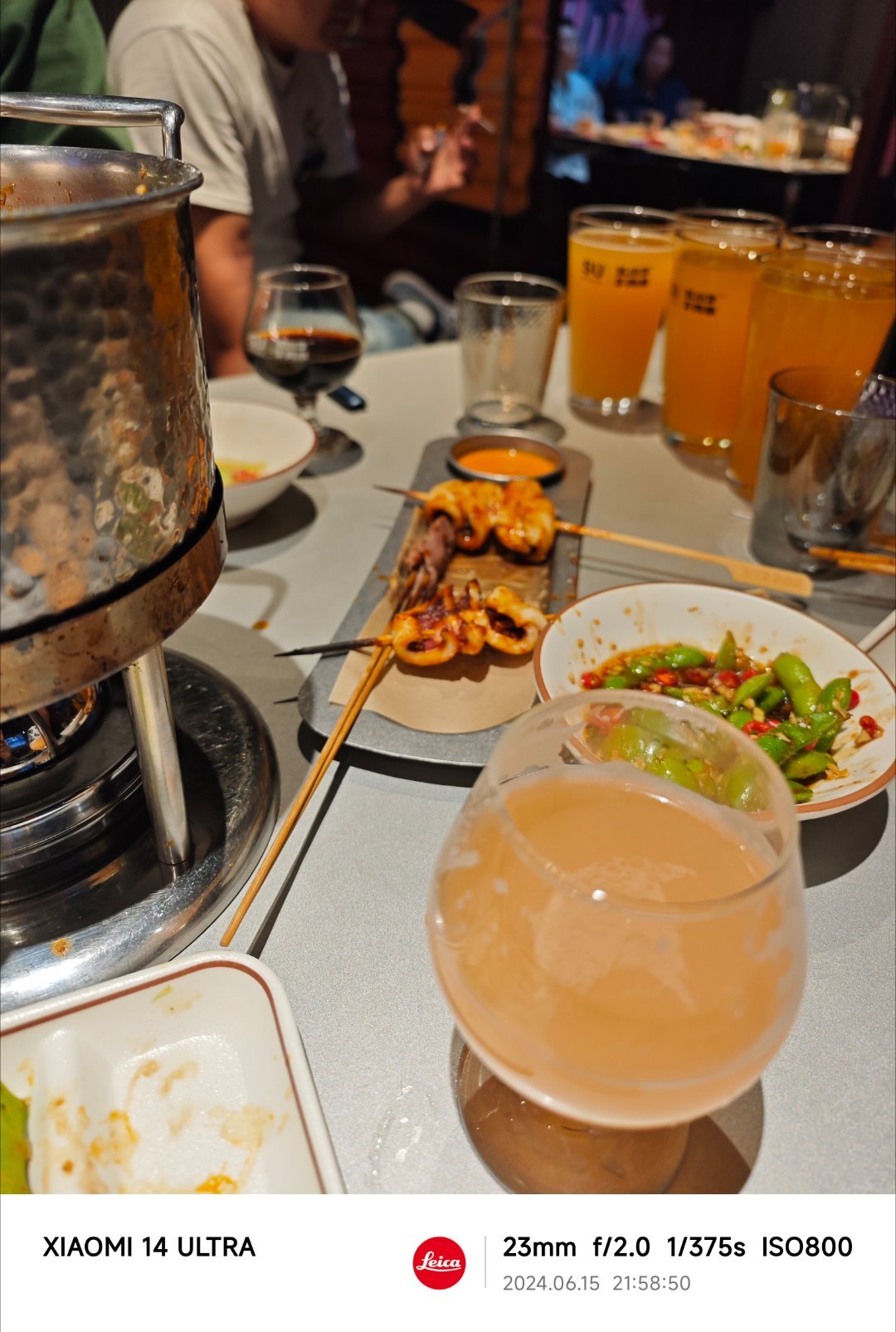 跟几个校友聊身边朋友投资房子股票亏的故事，旁边桌一个纹身大哥抽了一会烟，马上坐过
