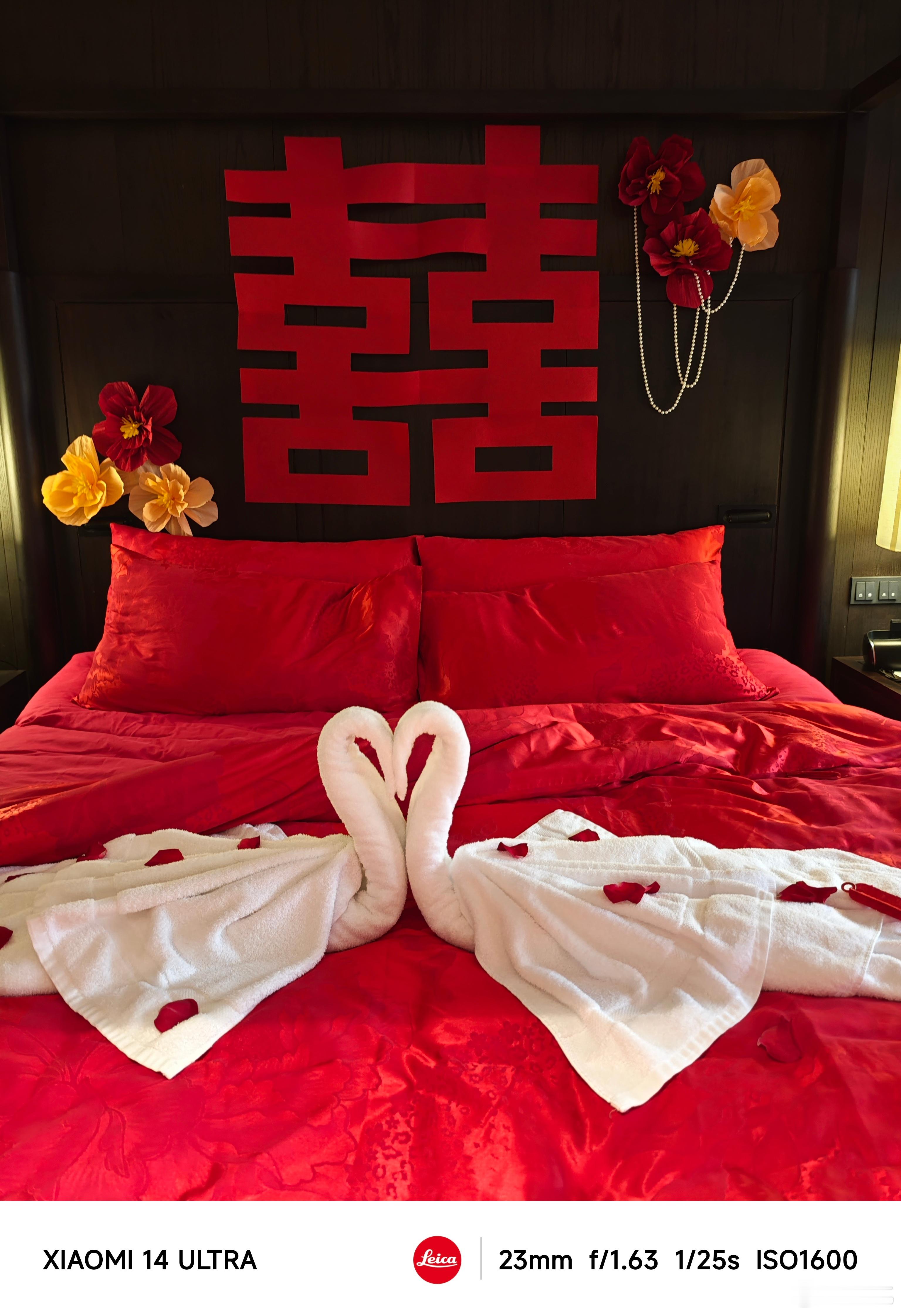 明天部门一个小伙伴结婚，所以假期第一天都来掺合准备婚礼现场来了[挤眼]嗯，知道你