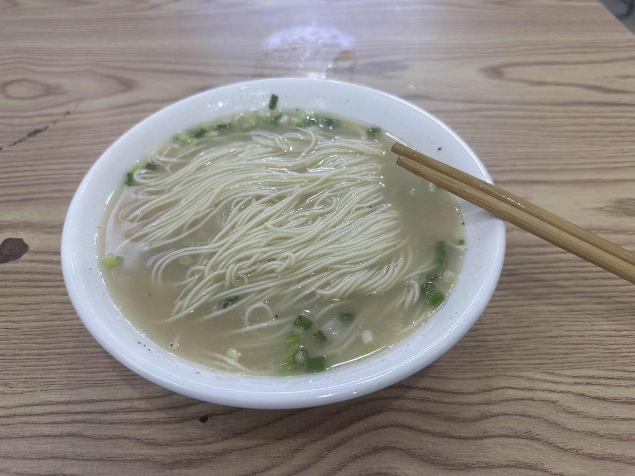 在扬州待了快二十年，始终吃不惯本地面条，干拌面阳春面都觉得量太大。

儿子比我还